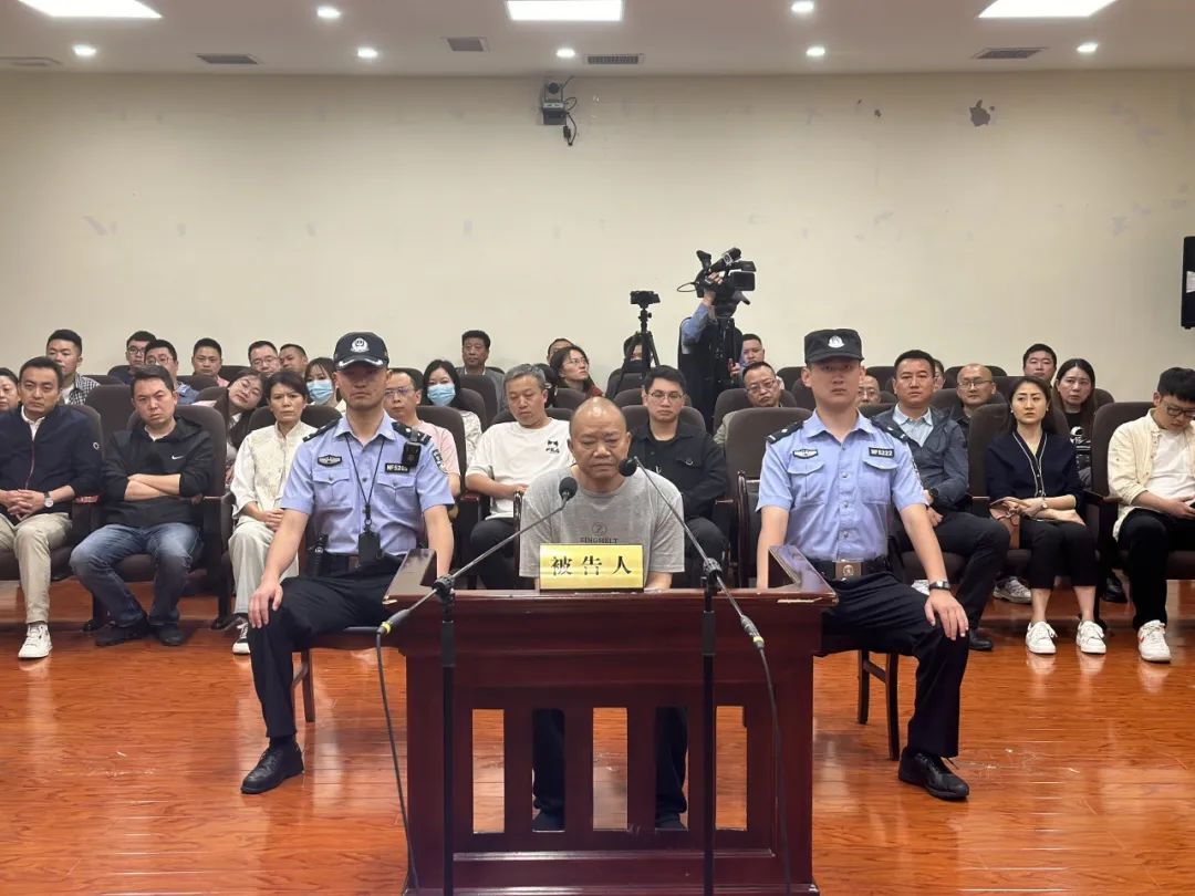 贵阳市南明区环境卫生管理站原站长杨波贪污、受贿案一审开庭