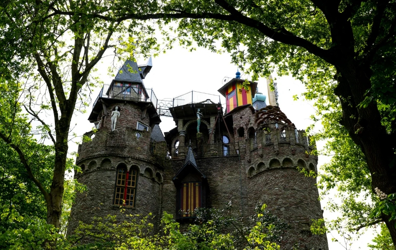 荷兰老人花34年建城堡，走遍世界寻找古董装饰