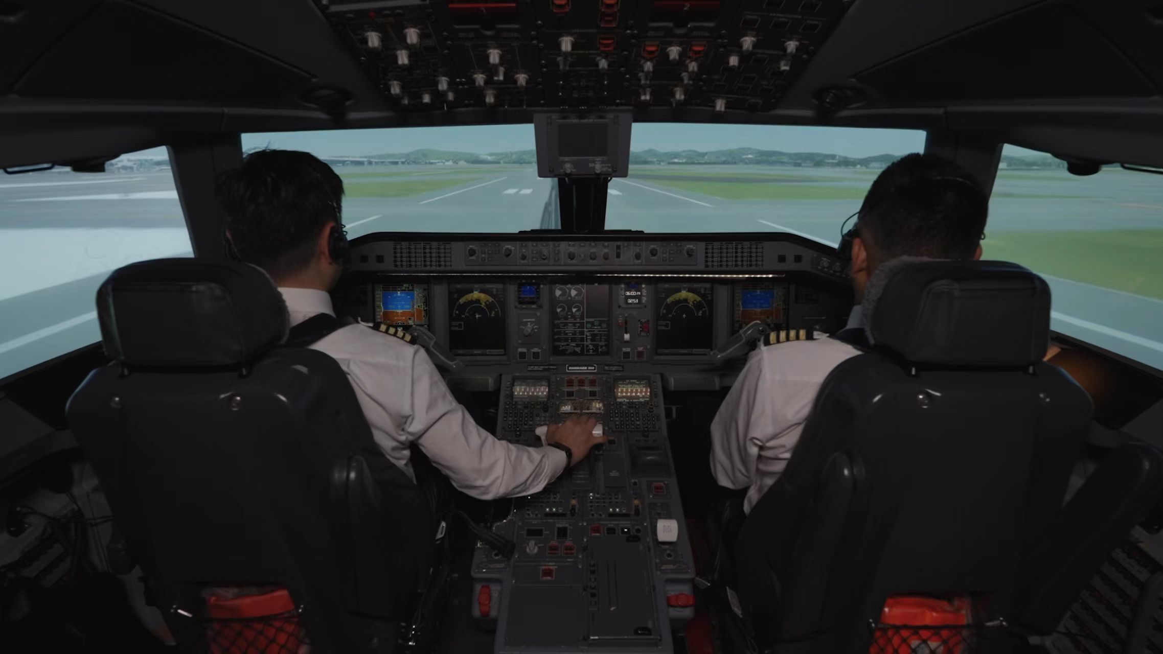 我国首个自研的全动飞行模拟机视景系统正式投入商用
