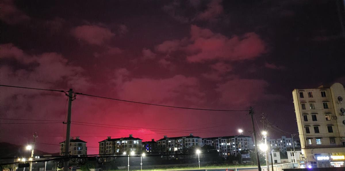 浙江舟山上空出现“红色天象”，气象局：应该是渔船发出的红色灯光所致